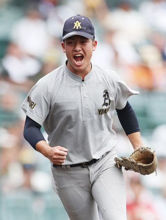 ４回表のピンチを抑え、喜ぶ青森山田先発の下山＝１６日、甲子園