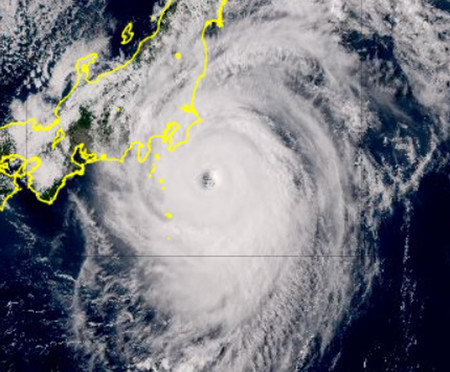 気象衛星ひまわりが１６日午後３時に観測した台風７号（カラー再現画像）（気象庁提供）