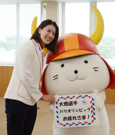 競泳女子パリ五輪代表の大橋悠依（左）と、滋賀県彦根市のキャラクター「ひこにゃん」＝１６日（同市提供）