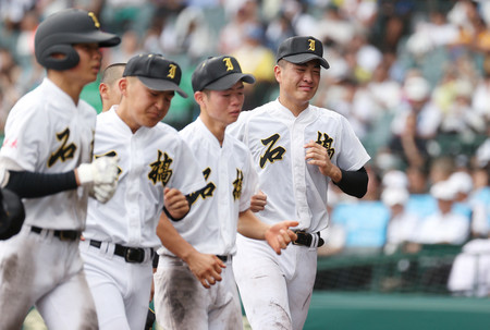 青森山田に敗れ、ベンチへ引き揚げる入江（右端）ら石橋ナイン＝１６日、甲子園