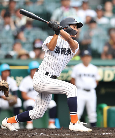 ４回表滋賀学園２死二塁、国仲が適時打を放つ＝１６日、甲子園