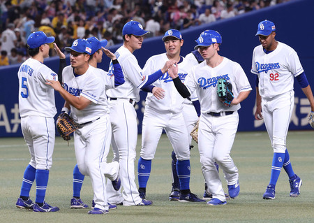 阪神に勝ち、喜ぶ中日ナイン＝１６日、バンテリンドーム