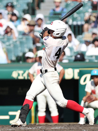 ５回裏智弁学園１死三塁、近藤が適時三塁打を放つ＝１７日、甲子園