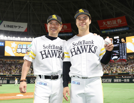 プロ初勝利を挙げたソフトバンクの松本晴（右）と小久保監督＝１８日、みずほＰａｙＰａｙ