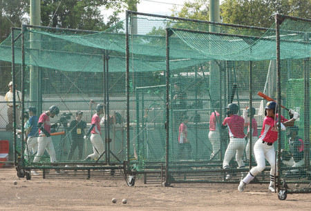 打撃練習に取り組む大社の選手ら＝１８日、兵庫県西宮市