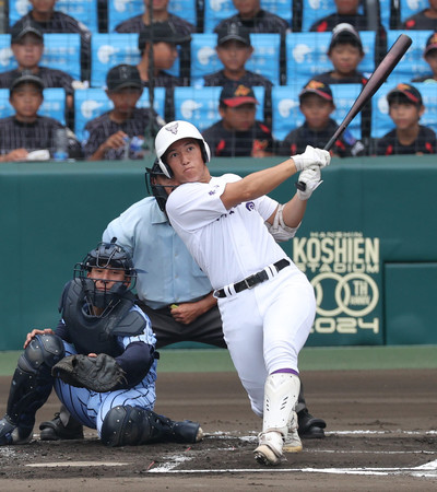 ７回表関東一無死、高橋が先制本塁打を放つ＝１９日、甲子園