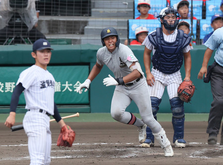 ７回裏青森山田２死三塁、吉川が先制の適時打を放つ。左は滋賀学園２番手の脇本、右は捕手の杉本＝１９日、甲子園