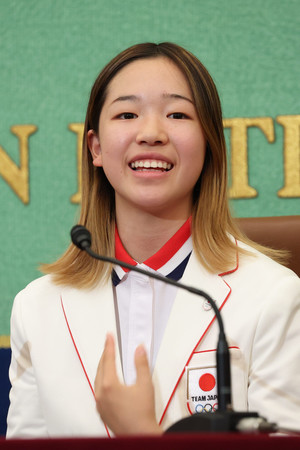 日本記者クラブで会見し、質問に答えるパリ五輪スケートボード女子ストリートで金メダルの吉沢恋＝１９日、東京都千代田区