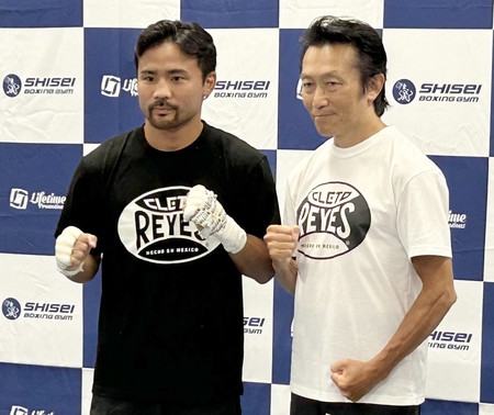 世界ボクシング機構（ＷＢＯ）バンタム級タイトル戦に挑む比嘉大吾（左）＝１９日、東京都目黒区