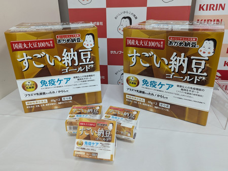 キリンホールディングスとタカノフーズが共同開発した納豆「すごい納豆ゴールド　プラズマ乳酸菌たれ付」＝１９日、東京都中野区