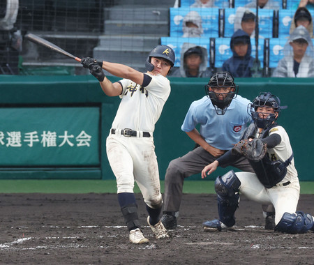 ７回表神村学園１死一、二塁、正林が適時打を放つ＝１９日、甲子園