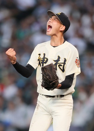 ８回裏のピンチを抑え、雄たけびを上げる神村学園２番手の早瀬＝１９日、甲子園