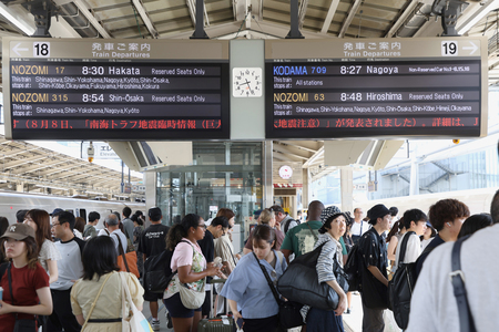 帰省客らで混雑するＪＲ東京駅の東海道新幹線ホーム＝１０日