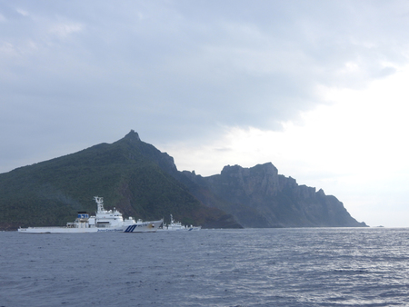 魚釣島と海上保安庁の巡視船＝４月２７日、沖縄県石垣市の尖閣諸島沖