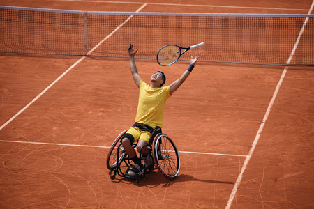 全仏オープンで優勝し、喜びを表す車いすテニスの小田凱人＝６月８日、パリ（ＡＦＰ時事）