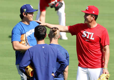 試合前に談笑するドジャースの大谷（左）とカージナルスのヌートバー（右）＝１６日、セントルイス