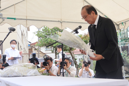 献花する広島市の松井一実市長＝２０日午前、同市安佐南区