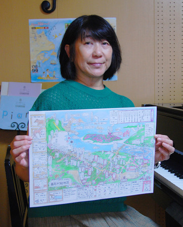 絵地図を持つ山下孝子さん＝１７日、札幌市