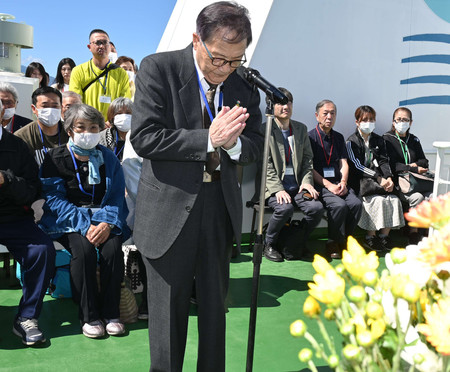 洋上慰霊で祭壇に手を合わせる千島歯舞諸島居住者連盟の松本侑三理事長＝２０日午後（代表撮影）