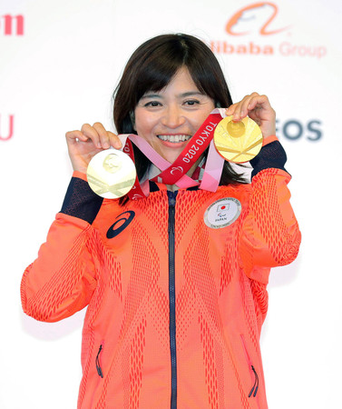 東京パラリンピック・自転車女子で２冠を達成し、金メダルを手に笑顔を見せる杉浦佳子＝２０２１年９月、東京都内