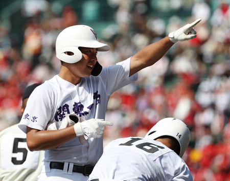 ７回裏関東一１死二塁、同点の適時二塁打を放ち、喜ぶ熊谷＝２１日、甲子園