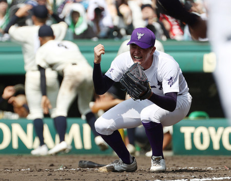 神村学園に勝利し、喜ぶ関東一２番手投手の坂井＝２１日、甲子園