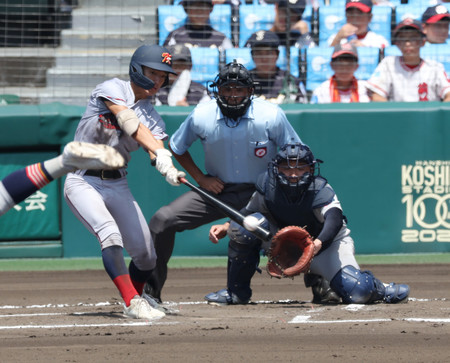 ６回表京都国際１死満塁、長谷川が同点の２点適時打を放つ＝２１日、甲子園