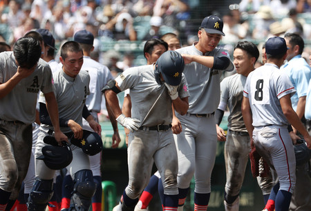 京都国際に逆転負けし、悔しがる関（左から４人目）ら青森山田ナイン＝２１日、甲子園