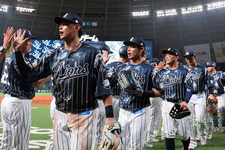 オリックスに勝利し、喜ぶ岸（中央）ら西武ナイン＝２１日、ベルーナドーム