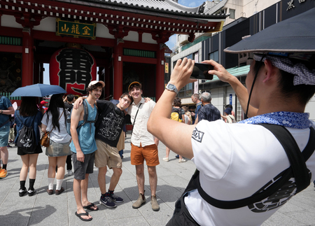 外国人観光客らでにぎわう浅草寺＝７月１７日、東京都台東区（ＥＰＡ時事）