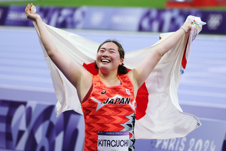 パリ五輪陸上女子やり投げで金メダルを獲得し、喜ぶ北口榛花＝１０日、フランス・サンドニ