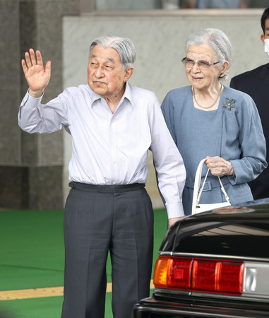 ＪＲ軽井沢駅に到着し、出迎えた人たちに手を振られる上皇さまと、上皇后さま＝２２日午後、長野県軽井沢町（代表撮影）