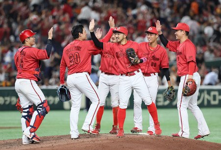 巨人に勝利し、喜ぶ広島ナイン＝２２日、東京ドーム