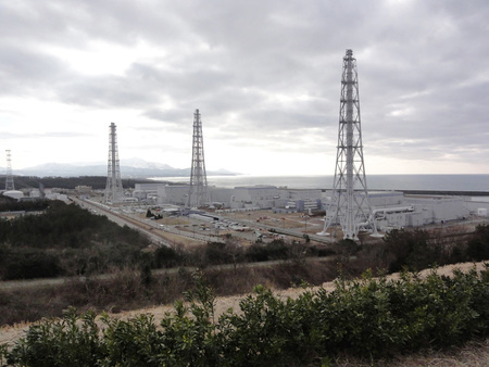 東京電力柏崎刈羽原発（奥から）１、２、３、４号機＝２０１５年２月、新潟県