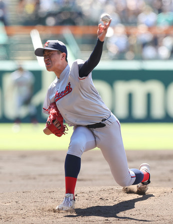 力投する京都国際先発の中崎＝２３日、甲子園