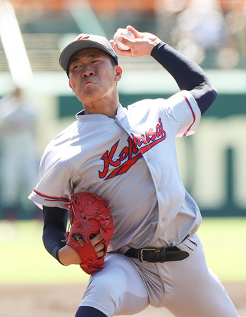 力投する京都国際先発の中崎＝２３日、甲子園