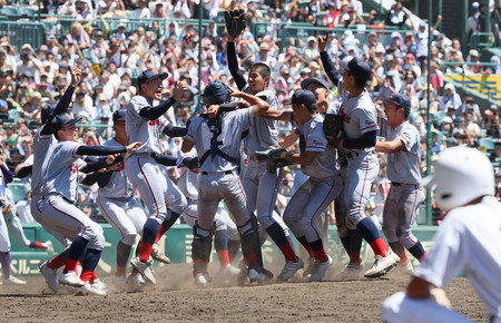 初優勝を果たし、喜ぶ京都国際ナイン＝２３日、甲子園