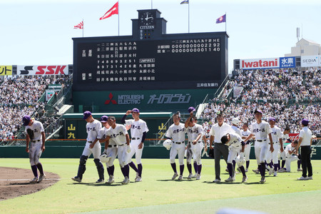 京都国際に敗れ、肩を落とす関東一の選手たち＝２３日、甲子園