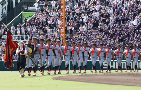 初優勝を果たし、場内を一周する京都国際の選手たち＝２３日、甲子園