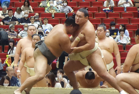 夏巡業に合流し、ぶつかり稽古で胸を出す大関豊昇龍（右）＝２３日、東京都大田区