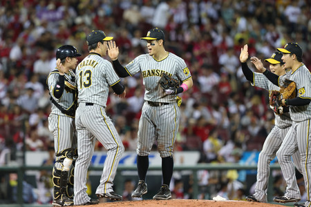 広島に勝利し喜ぶ阪神ナイン＝２３日、マツダスタジアム