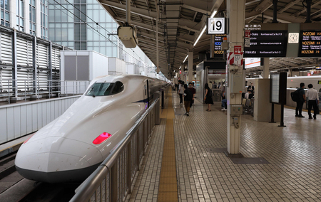 ＪＲ東京駅に入線した東海道新幹線の車両＝２０２３年７月