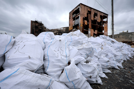 能登半島地震、積み上げられた「災害ごみ」＝２月２８日、石川県輪島市