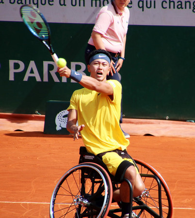 全仏テニス車いす部門男子シングルス決勝でプレーする小田凱人＝６月８日、パリ