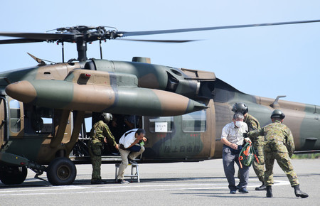 陸上自衛隊のヘリコプターから降りる訓練の参加者＝２４日午前、新潟県柏崎市