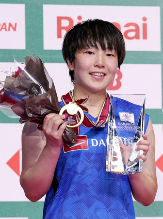 女子シングルスで優勝した山口茜＝２５日、横浜アリーナ