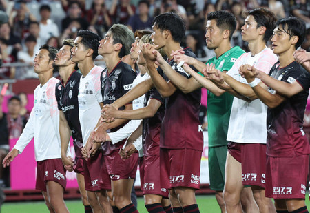 鳥栖に勝ち、観客席に向かってあいさつする神戸イレブン＝２５日、ノエスタ