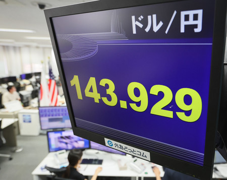 １ドル＝１４３円台の円相場を示すモニター＝２６日午後、東京都港区の外為どっとコム