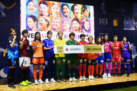 サッカー女子ＷＥリーグの開幕前イベントで撮影に応じる各クラブの選手たち＝２６日、東京都内