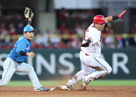 日本ハムとの交流戦で、二盗に失敗する広島の末包（右）＝６月４日、マツダスタジアム